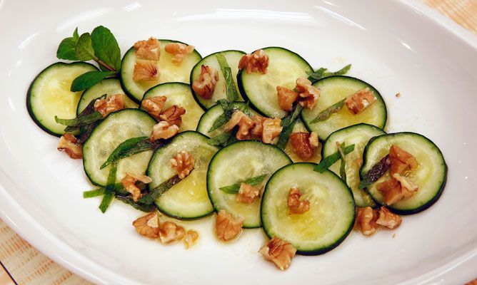 Receta De Ensalada De Pepino Menta Y Nueces Karlos Arguiñano Ensalada De Pepino Ensaladas Recetas Ensaladas