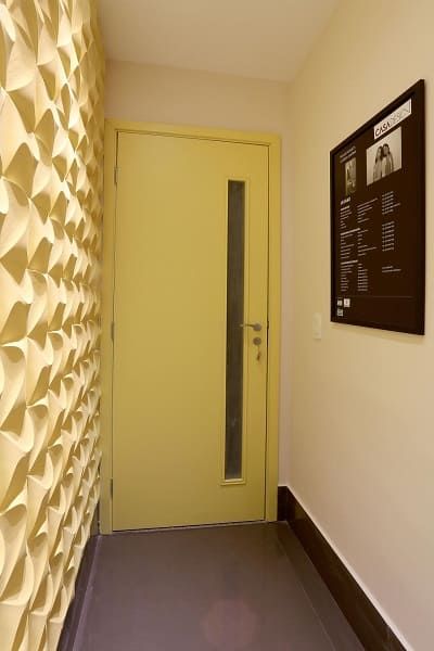Tipos de portas: porta amarela com detalhe vazado (projeto: Rejane Fonseca Arquitetura e Design de interiores) Doors Interior Modern, Marketing Digital, Ronaldo, Beth, Home Decor Decals, Wooden Doors, White Interior Doors, Dutch Door, Yellow Doors