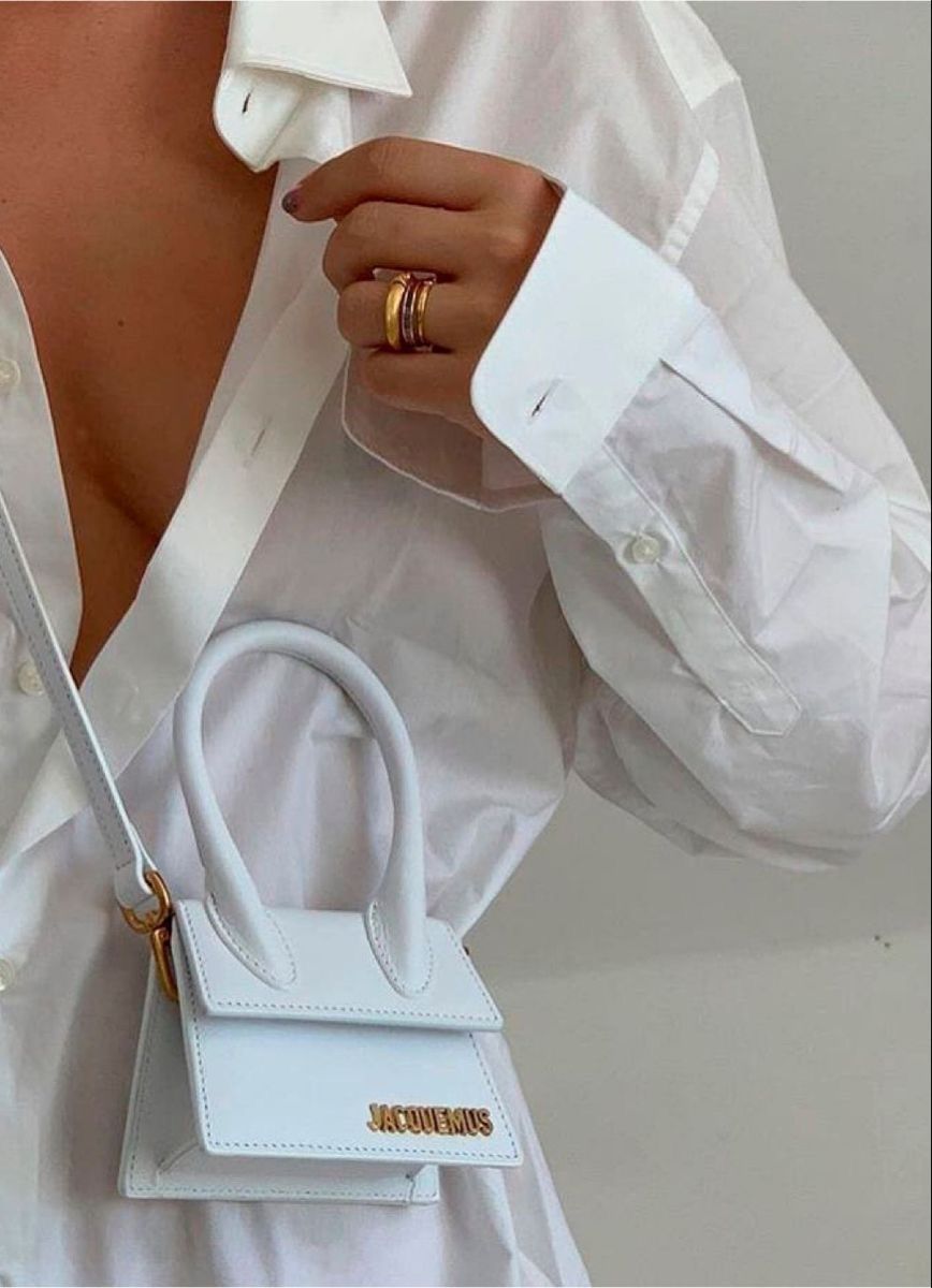 pliegues por debajo de una americana entallada y Chloe combina camiseta, sobrecamisa y sahariana en un estilismo urbano y moderno que nos ha conquistado Aesthetic Bags, White Aesthetic, Fendi Aesthetic, Artist Aesthetic, Aesthetic Beauty, Vintage Aesthetic, Pretty Bags, Cute Bags, Luxury Purses