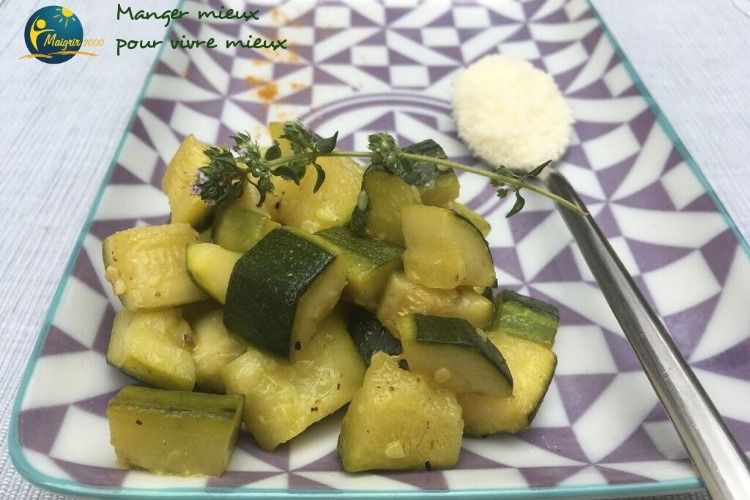 Courgettes au curry et au parmesan minceur Maigrir 2000 : Recette sympa pouvant accompagner aussi bien la volaille que le poisson. Très facile à réaliser et très goûteuse. ingrédients : 1 kg de courgettes, 1 gros oignon, 1 c. à s. d'huile d'olive, 1 c. à c. de curry, 1 à 2 c à s. de crème fraîche, un peu de persil, 30 g parmesan. #recettesympa