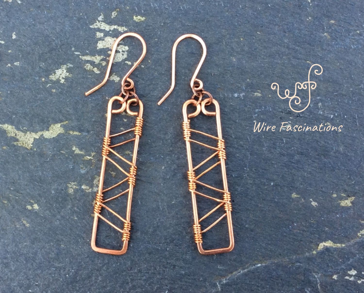 These handmade copper earrings are long rectangle frames with fine gauge wire wrapped up the rectangle in a double diagonal design. Diy Wire Earrings, Wire Wrapped Earrings, Copper Earrings, Beaded Earrings, Earrings Handmade, Wrapped Pendant, Wire Bracelets, Hoop Earrings, Bracelet Charms