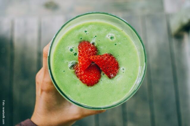 Batido de fresa y espinaca, jugo para desintoxicar el cuerpo | Vibra