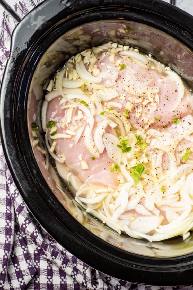 Slow Cooker Lemon Garlic Chicken (Healthy, Whole30, Paleo, Low Carb) #healthycrockpotchickenrecipes
