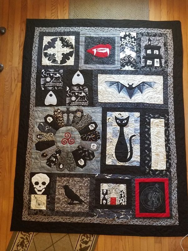Halloween quilt for Christmas Halloween Fabric Crafts, Halloween Quilt Patterns, Halloween Quilts, Halloween Quilt Panels, Halloween Sewing Projects, Quilt Stitching, Applique Quilts, Quilt Piecing, Holiday Quilts