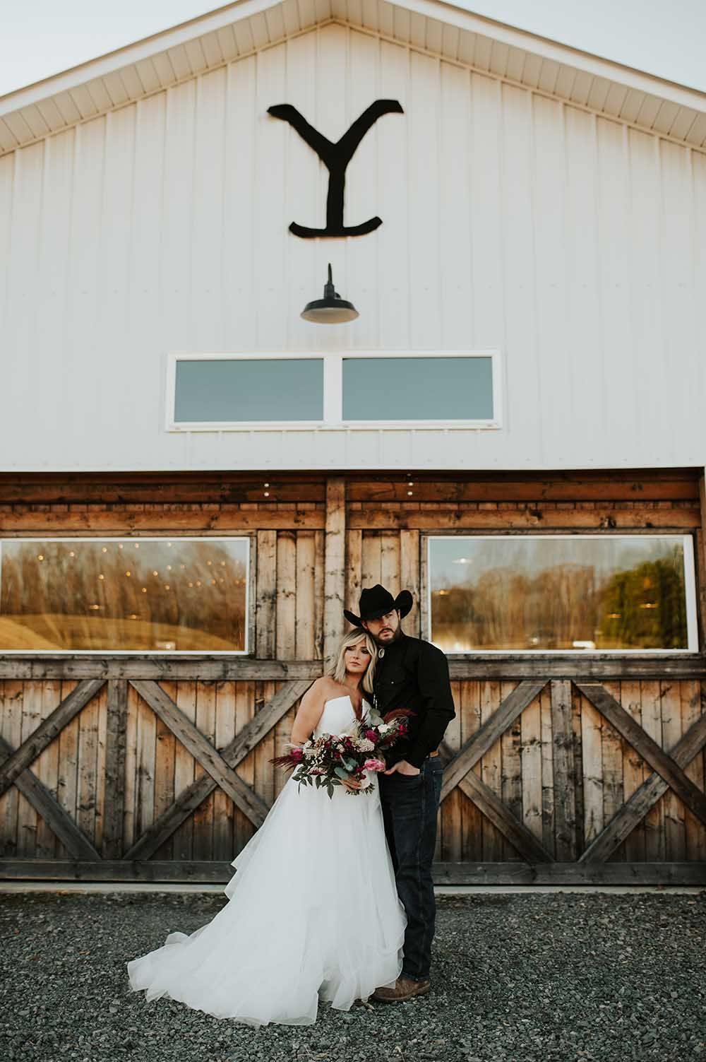 This Western Ranch Wedding went all out on the attention to detail. From the beautiful floral arrangements to all of the rustic and cowboy elements, it was a perfect wedding day! The custom wedding stationery was a stunner too with lots of show-stopping elements (chiffon ribbon, dip dyed, feathered edges, stitched paper, leather backer, custom painting) that made this suite one of a kind! See more from this special day: https://annahowedesign.com/yellowstone-styled-shoot/ Country Western Wedding, Country Barn Weddings, Barn Wedding Venue, Wedding Show, Ranch Wedding, Dream Wedding, Boho Wedding Colors, Wedding Color Combos, Wedding Themes Fall