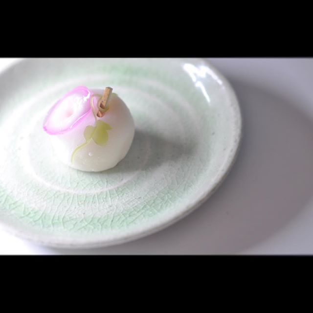 一日一菓 朝顔 雪平製 Wagashi Of The Day Morning Glory 本日は 朝顔 です 黒文字を刺してつる巻に見立てました 本日も関東は暑い一日となりました 街中に咲く朝顔も暑そうにうなだれていました 皆様も熱中症にはくれぐれもお気をつけ 和菓子 和菓子 一日一菓 朝顔 雪平製 Wagashi Of The Day Morning Glory 本日は 朝顔 です 黒文字を刺してつる巻に見立てました 本日も関東は暑い一日となりました 街中に咲く朝顔も暑そうにうなだれていました 皆様も熱中症にはくれぐれもお気をつけ 和菓子 和菓子