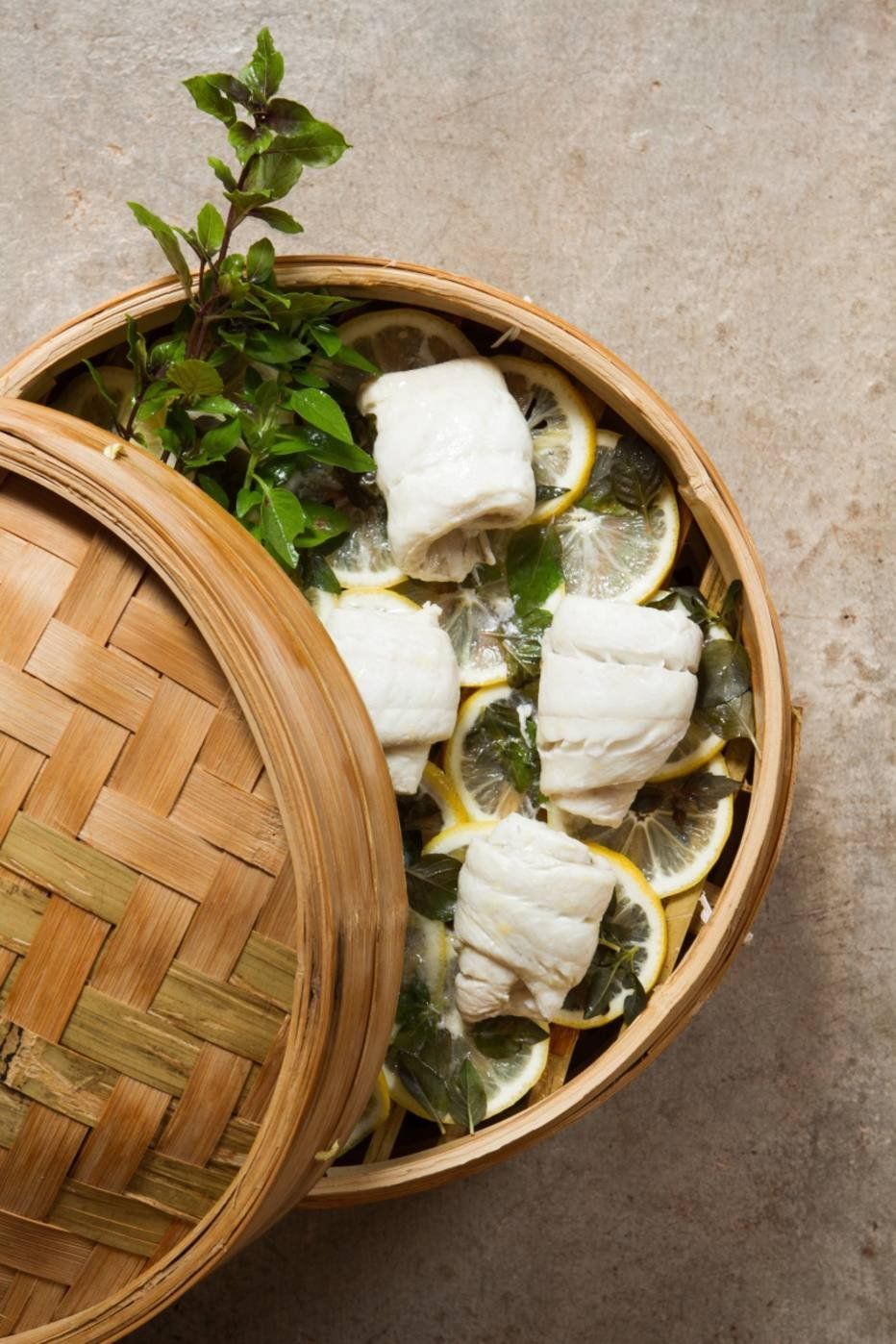 Filé de peixe cozido no vapor com limão-siciliano é uma receita fácil, rápida e levíssima, perfeita para o verão Serving Tray, Wines, Camembert Cheese, Tapas, Dairy, Appetizers, Cooking Recipes, Flavors, Badejo