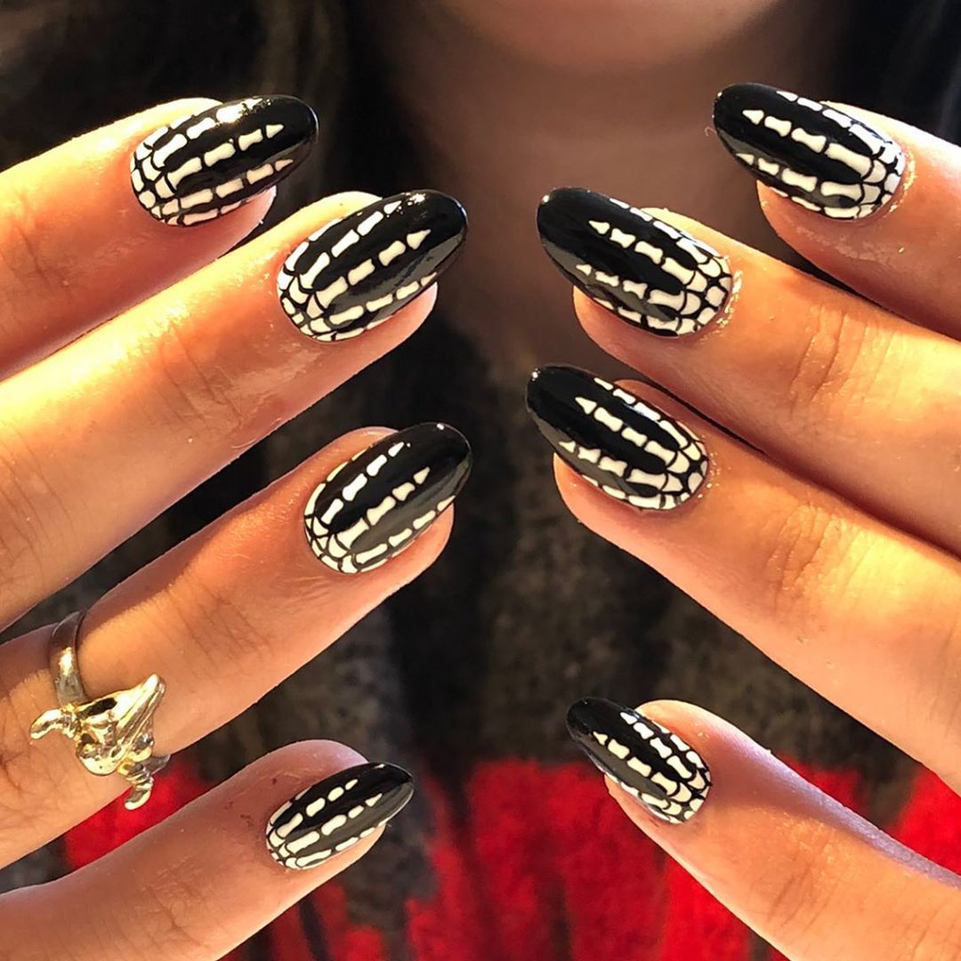 23 Devilishly Good Nail Art Ideas To Try This Halloween Manicura De Unas Unas De Gel Unas Decoradas Amarillas
