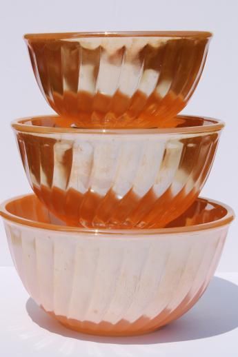 vintage Fire-King peach luster glass mixing bowl nest, nesting swirl bowls Antique Dishes, Vintage Dishes, Pyrex Vintage, Antique Glass, Vintage Kitchenware, Vintage Glassware, Crockery, Vintage Kitchen Accessories, Peach Lustre