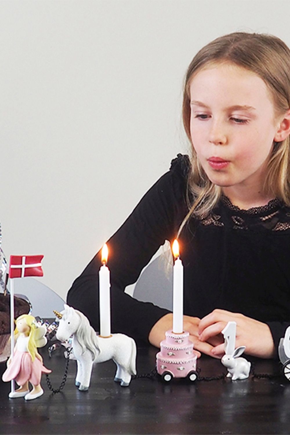 Gør fødselsdagsbordet ekstra festligt med et flot fødselsdagstog 🤩 Dette smukke fødselsdagstog er håndmalet. Der medfølger 11 tal. I toget er der plads til to talnumre og flag. Tal: 0,1,1,2,3,4,5,6,7,8,9. Flag kan tages af. Plads, Birthday Candles