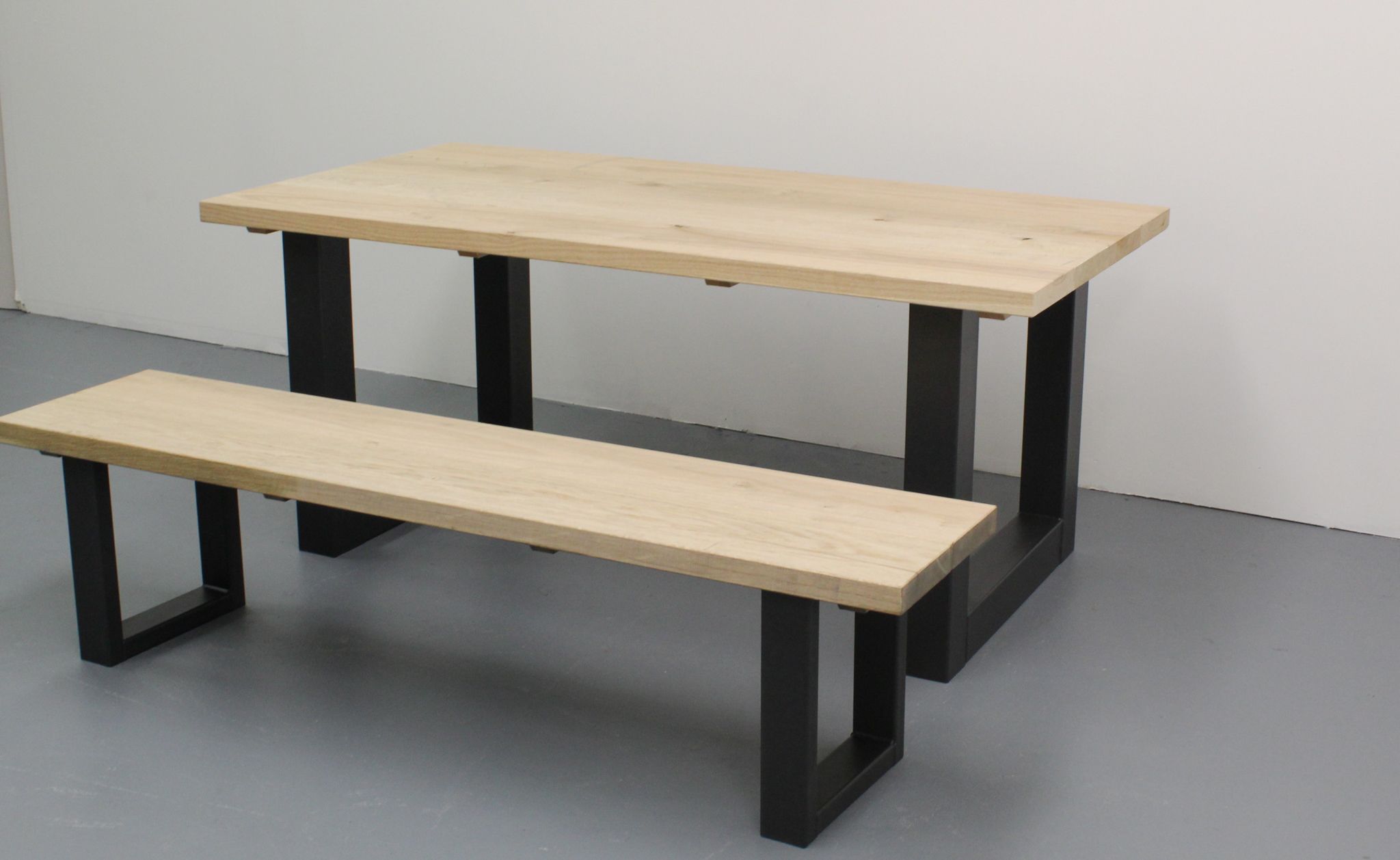 Eettafel en eet bankje van eikenhout en staal | Eiken ...