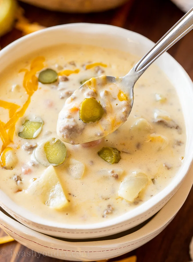 This Cheeseburger Soup recipe is the ultimate comfort food! Packed full of seasoned ground beef, tender potatoes, onions, celery and carrots all in a creamy soup! Ham And Potato Soup, Baked Potato Soup, Potato Soup Recipe, Cheese Burger Soup Recipes, Broccoli Cheese Soup Recipes, Cheeseburger Soup Low Carb, Ground Beef And Potatoes, Food: Soup, Soup Bowl