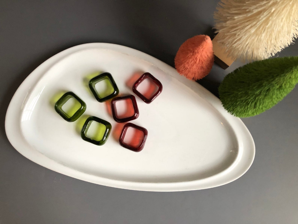 Red and Green Glass Napkin Rings #napkinrings