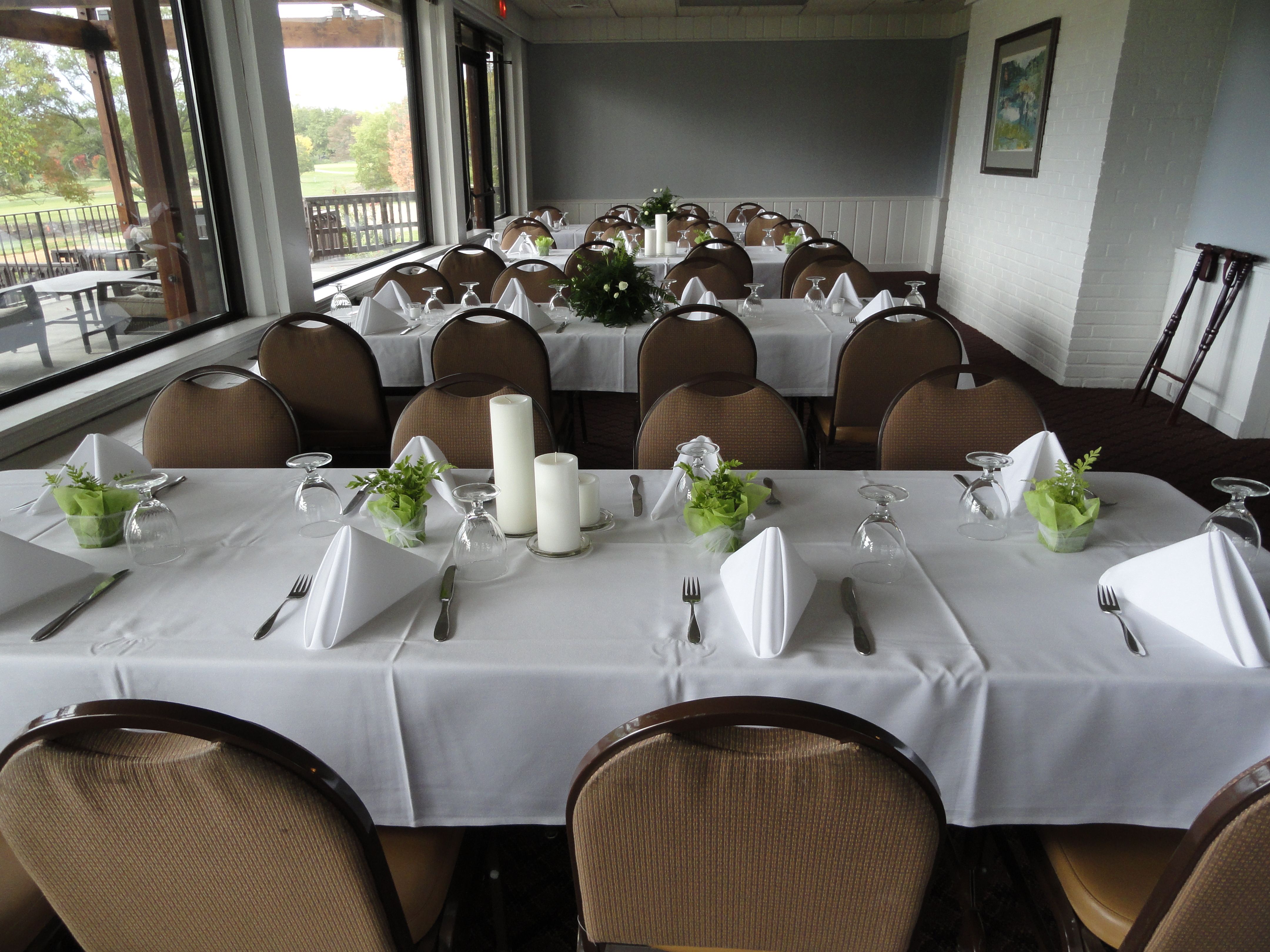 Miniature ferns add a crisp touch to this wedding. Allen�s
