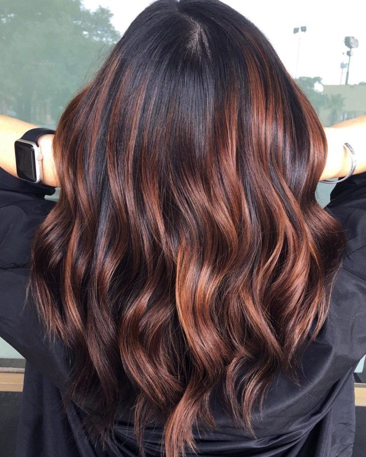 Luzes mel: 50 ideias dessa cor que é a cara do verão Winter Hair Color, Hair Color And Cut, Hair Color Blue, Red Highlights In Brown Hair, Brown Hair Balayage, Chocolate Highlights, Hombre Hair, Medium Hair Styles, Curly Hair Styles