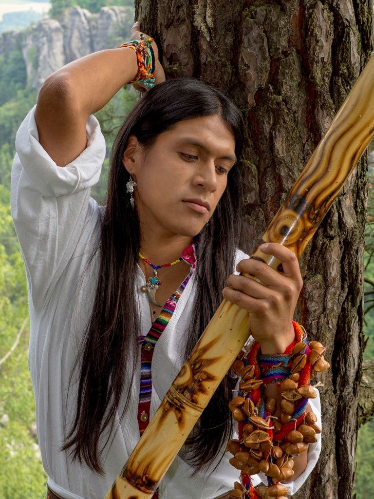 Индеец играет музыку. Лео Рохас. Лео лох. Музыкант Leo Rojas. Пан флейта Лео Рохас.