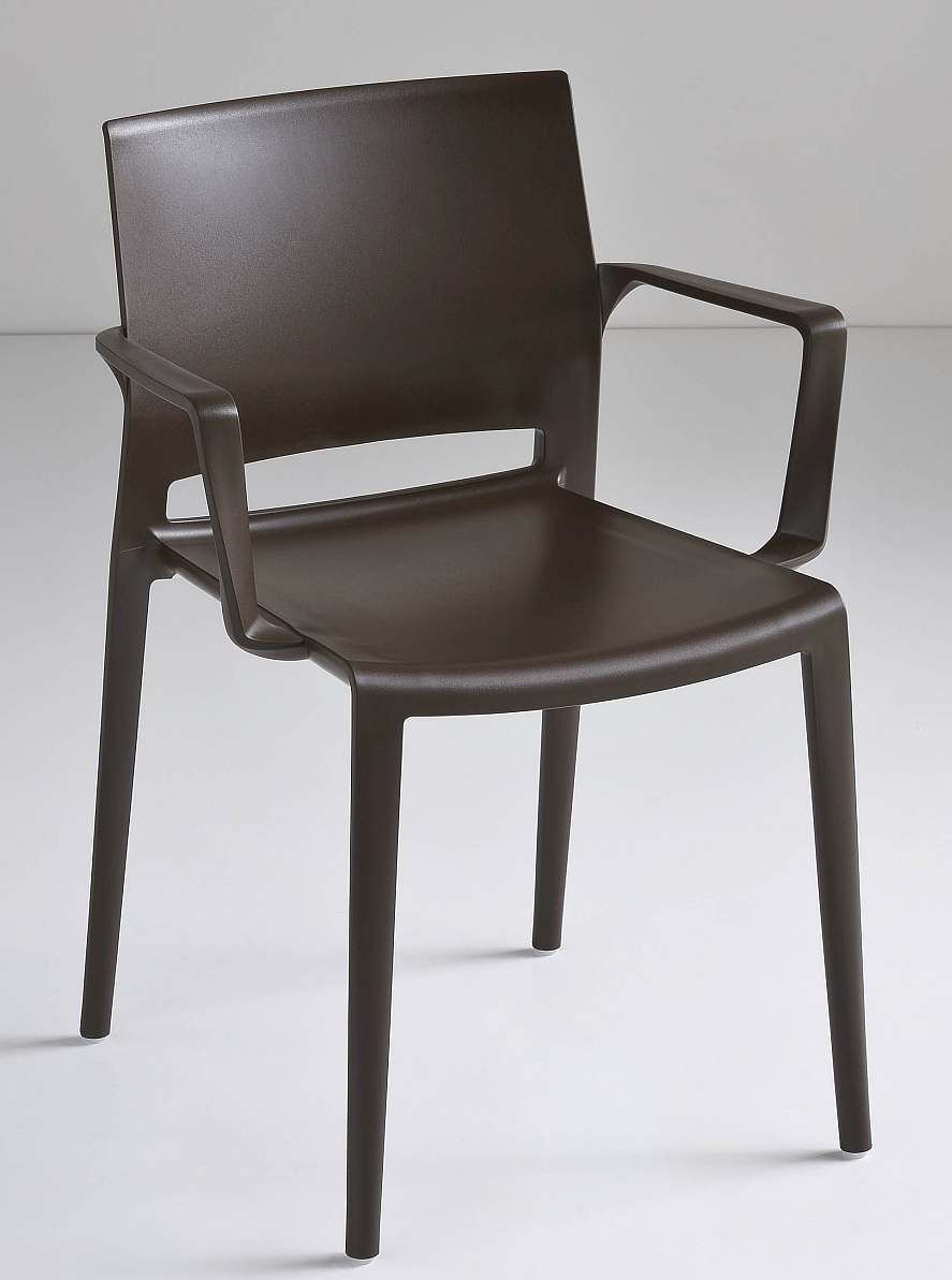 Set van 4 stoelen. Deze Active stoel met armleuningen is geen gewone kunststof stoel, het speciale productie proces achter deze Active stoel maakt hem stevig en duurzaam. De technologie is complex, het resultaat eenvoudig: een comfortabele en hoogwaardige lichtgewicht stapelstoel die multi inzetbaar is! Binnenin de kunststof stoel zitten aluminium verstevigingsprofielen waardoor de kunststof stoel de eigenschappen van een stoel met een metalen frame krijgt qua stabiliteit. De stoelen en krukken Dining Chairs, Furniture, Home Decor, Products, Decoration Home, Room Decor, Dining Chair, Home Furnishings, Home Interior Design