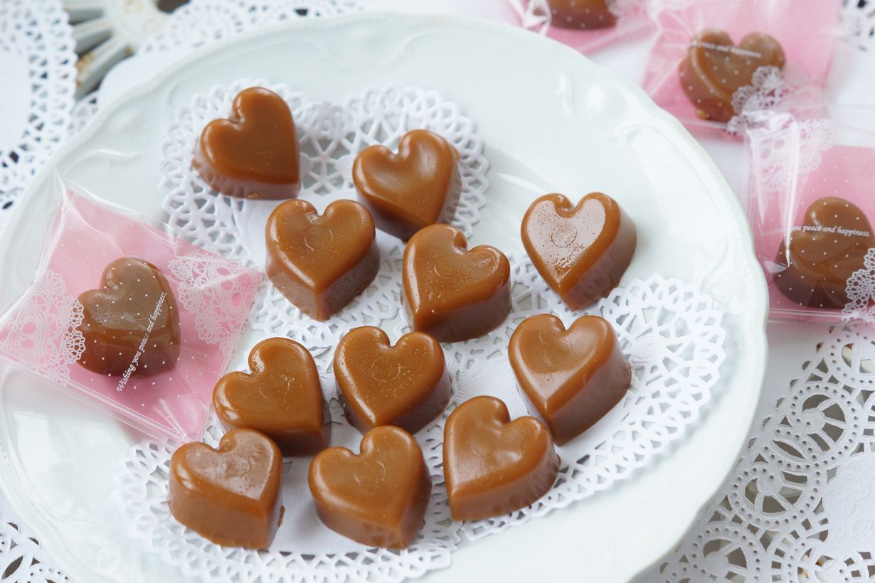 Itsetehty toffee on parasta. Varsinkin, jos se on sopivasti pehmeää ja maustettu vaniljalla. Tämä helppo resepti on muodostunut monen kokeilun ja... Baking Sweet, Easy Baking, Cooking And Baking, Christmas Sweet Recipes, Christmas Food, Homemade Sweets, Homemade Candies, Xmas Desserts, Cake Desserts