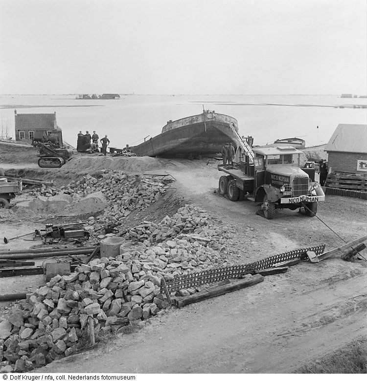 Werkzaamheden, mogelijk herstel van een dijk of aanvoer van materieel, Schouwen, Zeeland (1953) Ramp, Amsterdam, Library Locations