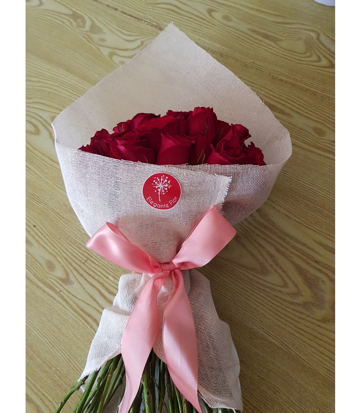 Ramo Con 24 Rosas En Tela De Yute Rosas De Tela Arreglos De Rosas Arreglos Florales En Cajas