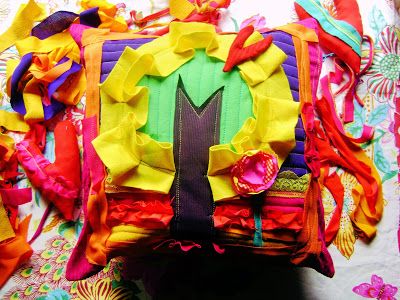 circolor: Día de cojines... Lei Necklace, Handmade, Tela, The Creation, Toss Pillows, Handmade Gifts, Hand Made, Handarbeit