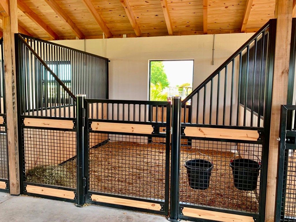 The Benefits of Mesh Stall Fronts in Your Horse Barn - STABLE STYLE Equine Barns, Equestrian Stables, Equestrian Blog, Horse Farm Ideas, Horse Barn Plans, Barn Stalls, Horse Stalls, Dream Stables, Dream Barn