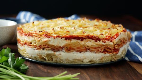 Recipe with video instructions: Because spaghetti pie was so last season, enjoy it now in cake form with layers of pasta, bolognese, mozzarella, ricotta and more. Ingredients: 1 pound spaghetti noodles, cooked al dente, 3 eggs, beaten, 2 cups whole milk ricotta, 1 (8-ounce) package mozzarella slices, 2 cups bolognese sauce, cold, 1/2 cup shredded mozzarella, 1/4 cup Parmesan, grated, Salt and pepper, to taste, Parsley, for garnish Spaghetti Pie, Baked Spaghetti, Spaghetti Recipes, Pasta Recipes, Cooking Recipes, Spaghetti Noodles, Italian Dishes, Italian Recipes, Layered Pasta