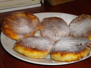 Caietul Cu Retete Vechi Si Noi Papanasi Prajiti Syrniki Food Food And Drink Cooking Recipes