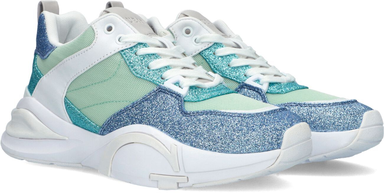 Deze trendy sneaker Bestie3 met chunky fAshionzool komt uit de collectie van het merk Guess! De schoen is gemaakt van een mintgroen ademend mesh met panelen van glittertextiel in verschillende blauw- en groentinten voor een uitbundige uitstraling. Ook zijn op het bovenwerk witte panelen van lederlook materiaal terug te vinden en is de sneaker voorzien van een metallic zilveren inzet op de neus en een metallic gouden inzet op het achterpand te vinden, die beide voorzien zijn van een lichtgrijze t Saucony Sneaker, Baskets, Guess, Sneakers, Shoes, Products, Fashion, Blue, Woman