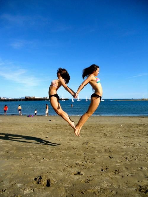 Show some <3 with your bestie. Sand, sun, and love are good for the soul xoxo Bff Photography, Best Friend Photography, Creative Photography, People Photography, Photography Courses, Maternity Photography, Landscape Photography, Portrait Photography, Cute Friend Pictures