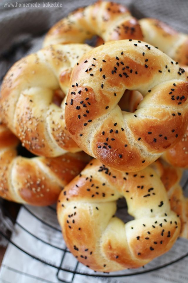 {Rezept} fluffige Açma mit Sesam und Schwarzkümmel nach türkischer Art