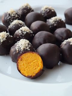 Ízőrző: Sütőtökös-krémsajtos csokigolyók/pumpkin truffles Baby Food Recipes, Dessert Recipes, Cooking Recipes, Pumpkin Truffles, Diet Cake, Praline, Food Experiences, Halloween Food For Party, Healthy Cookies