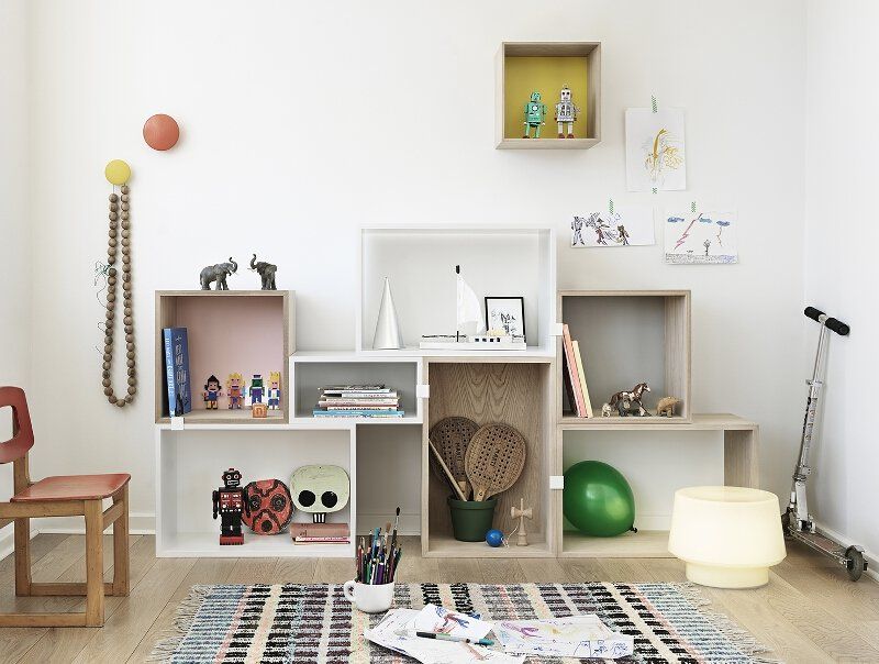 Muuto Stacked Element mittel, Esche mit Rückwand grau Flexibilität gesucht und gefunden – Modulregale von muuto