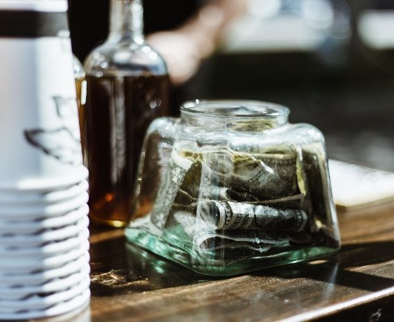 Besøgende i USA bliver ofte overrakset over drikkepengekulturen. Giv drikkepenge med selvsikkerhed på din næste USA-rejse med de følgende drikkepengetips. The Giving Pledge, Tip Jars, Adwords, Unicef, Glass Containers, How To Be Outgoing, Donate, Blog, Foundation