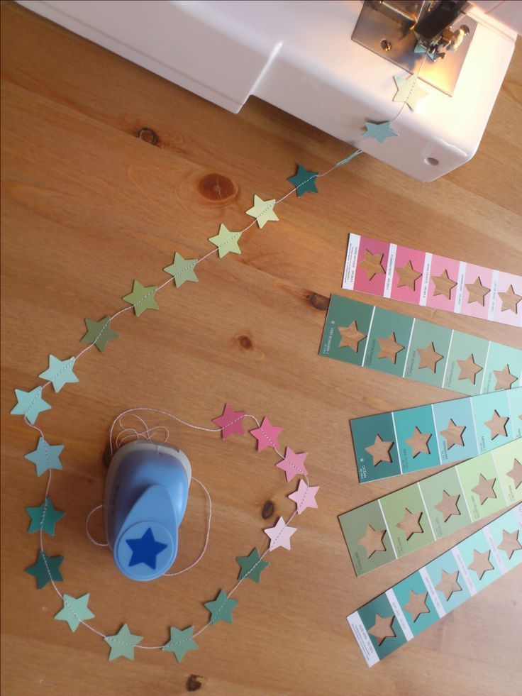 Eine Sternenkette fürs Kinderzi mmer aus Farbkarten. #fensterdekoweihnachten