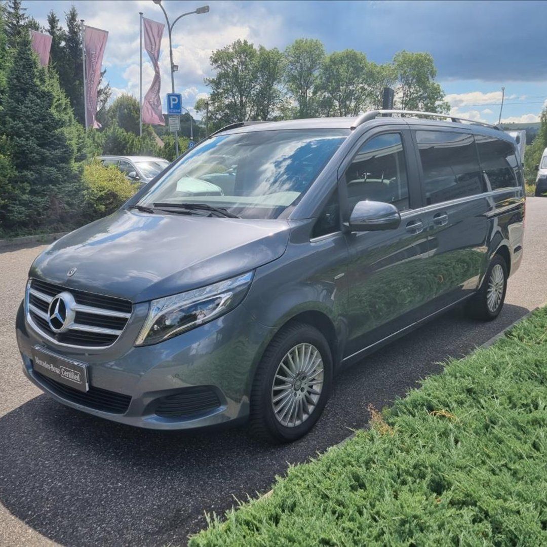 Druhý majitel, Leasing možný, Spotřebitelský úvěr, Koupeno v D, COMAND online, panoramatické střešní okno, 7 míst, 4MATIC, el. ovládané boční dveře, LED INTELLIGENT LIGHT system, couvací kamera 360°, sound system BURMESTER, tažné zařízení, druhá sada kol, vůz vystaven na prodejně v LIBERCI, více info na 733 696 137 Výbava: originál autorádio, digitální příjem rádia (DAB), CD přehrávač, DVD přehrávač, USB, AUX, paměťová karta, bluetooth, hands free, imobilizér, el. zrcátka, el. sklopná zrcátka, e 4x4, Mercedes Benz, Suv Car, Vehicles, Car, Vehicle, Tools