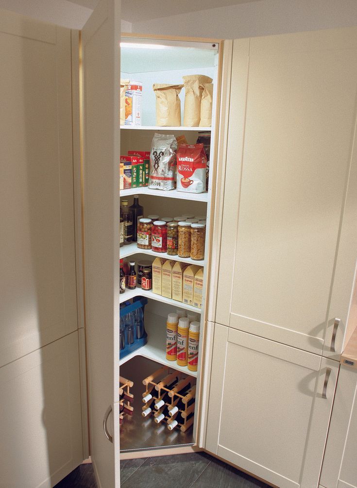 Über Eck Lassen Sich Auch Hochrschränke In Der K Arbeitsplatte Hochr Kitchen Corner Cupboard Pantry Cabinet Kitchen Corner Cupboard, Tall Corner Kitchen Cabinet With Doors