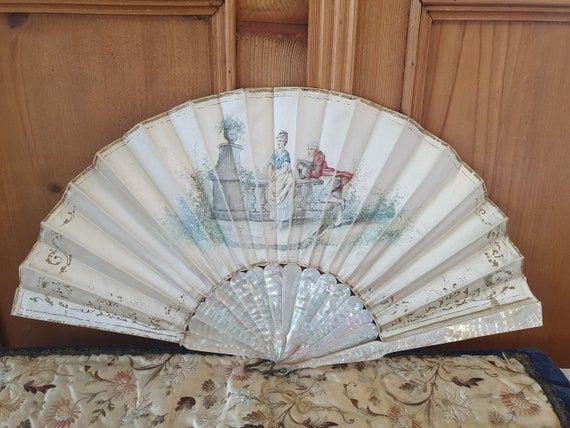 Bekijk dit item in mijn Etsy-shop https://www.etsy.com/nl/listing/1114185727/antique-hand-fan-folding-fan-eventail Telephone Cover, Cloisonne Enamel Jewelry, 18th Century Costume, Work Boxes, Fabric Bags, Sewing Box, Mini House, Recycled Fabric, Hand Fan