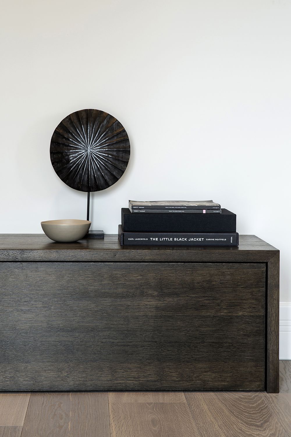 Het lage wandmeubel leent zich perfect voor accessoires, om meer ... Het lage wandmeubel leent zich perfect voor accessoires, om meer ...