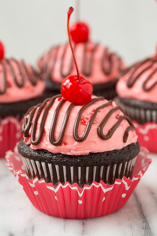Cherry Cordial Chocolate Cupcakes - Cooking Classy Cupcakes Au Cholocat, Cookies Cupcake, Dessert Cupcakes, Yummy Cupcakes, Cupcake Cakes, Cherry Cupcakes, Rose Cupcake, Strawberry Cake, Strawberry Shortcake