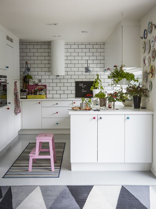 IKEA Deutschland | Eine weiße Küche mit BEKVÄM Tritthocker in Birke ... IKEA Deutschland | Eine weiße Küche mit BEKVÄM Tritthocker in Birke ...