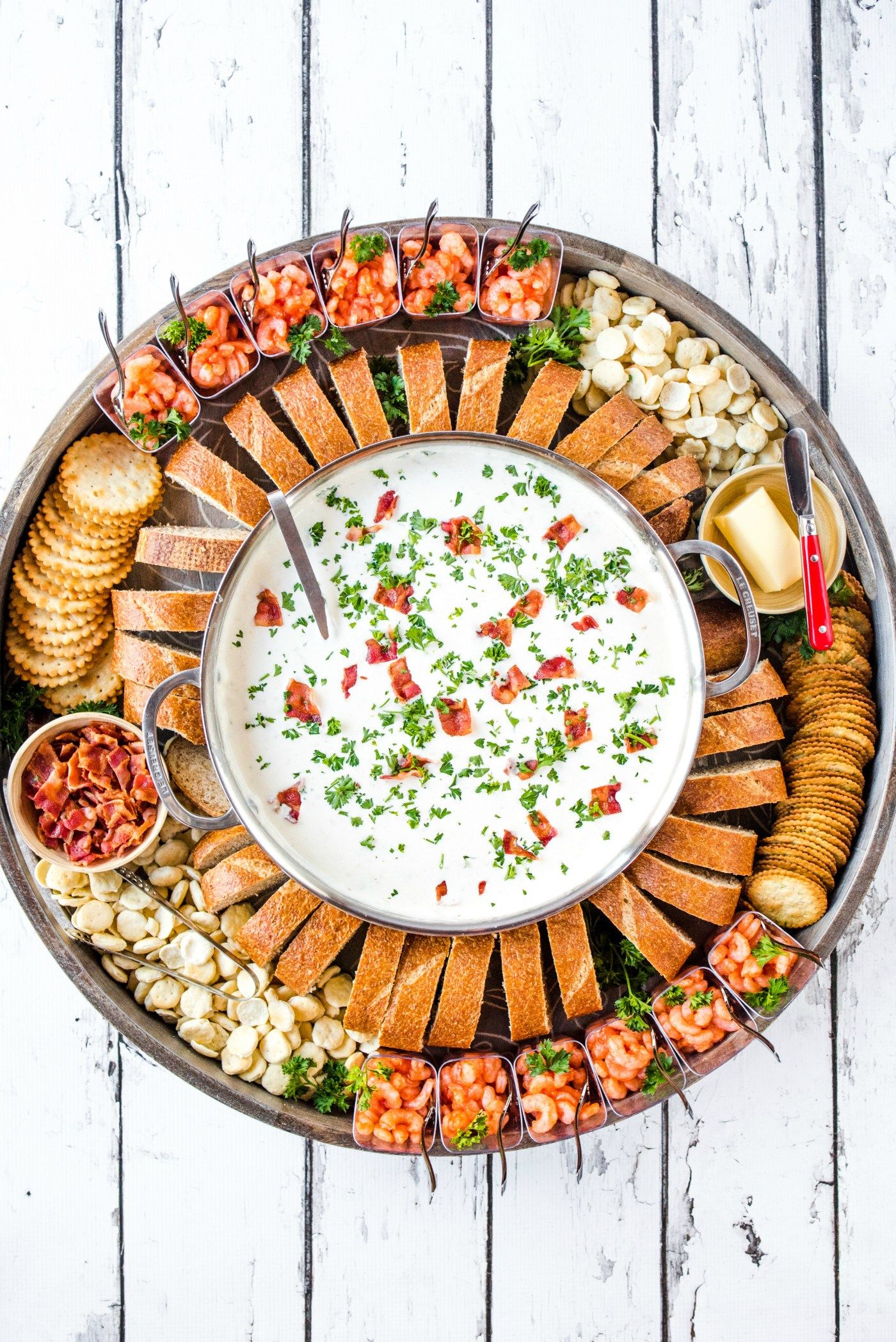 A classic clam chowder recipe for any time of year, with perfect tastes of bacon and clams. The flavors mingle together into a delicious BEST CLAM CHOWDER! #bestclamchowder #clamchowder #chowder #fallrecipe #winterrecipe #seafoodrecipe #seafoodsoup #clams #easysouprecipe #reluctantentertainer Clam Chowder Soup, Clam Chowder Recipes, Seafood Recipes, Clam Recipes, Fish Recipes, Easy Soup Recipes, Easy Chicken Recipes, Beef Recipes, Cooking Recipes