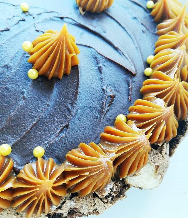 Un clasico bien #power ya instalado en los paladares! AppCake DDL #sintacc http://bit.ly/2LCBvGM #appcakepasionporlodulce #cake #glutenfree #chocolate #ddl #instasweet #instacake #instapastry #food #foodgasm #foodlovers #foodporn #foodphotography #ganache Sin Gluten, Food Porn, Sugar Cookie, Cookies, Chocolate, Desserts, Glutenfree, Crack Crackers, Tailgate Desserts