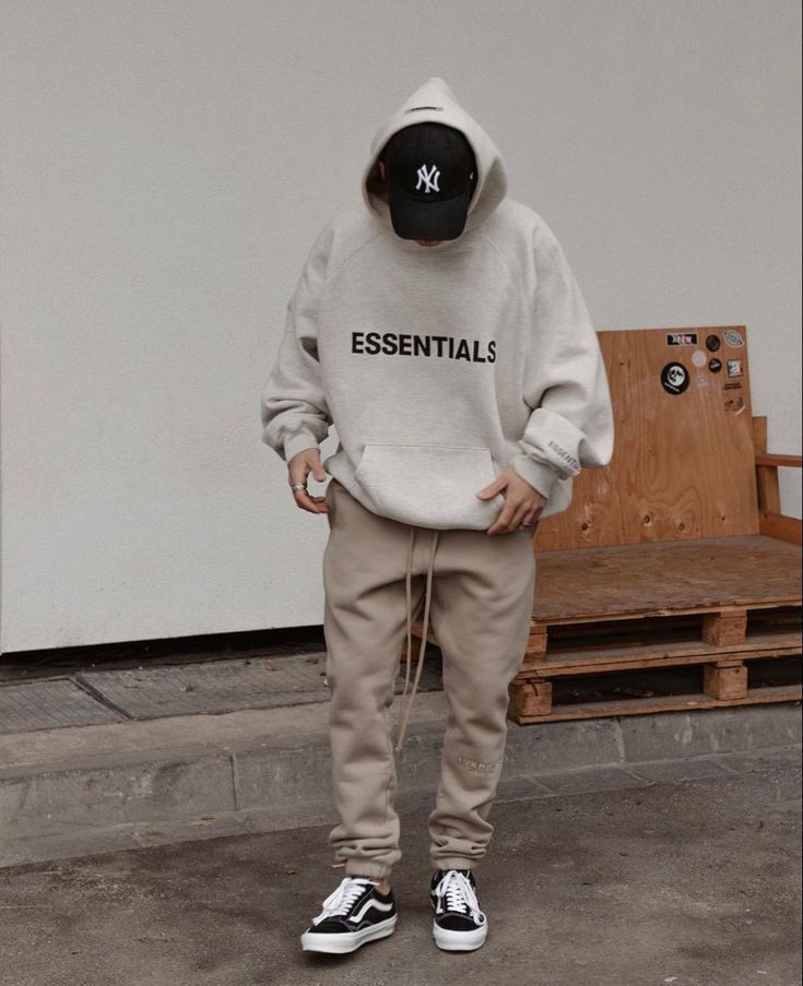 Muitos homens tem duvidas de quais calçados usar para ficar dentro do estilo sem muito esforço. Usar sapato inapropriado, pode causar mais impacto negativo do que o próprio look que está sendo usado. Mens Fall Outfits, Mens Casual Outfits Summer, Street Style Outfits Men, Mens Street Style, Mode Outfits, Summer Outfit, Outfits For Teenage Guys, Cool Outfits For Men, Trendy Boy Outfits