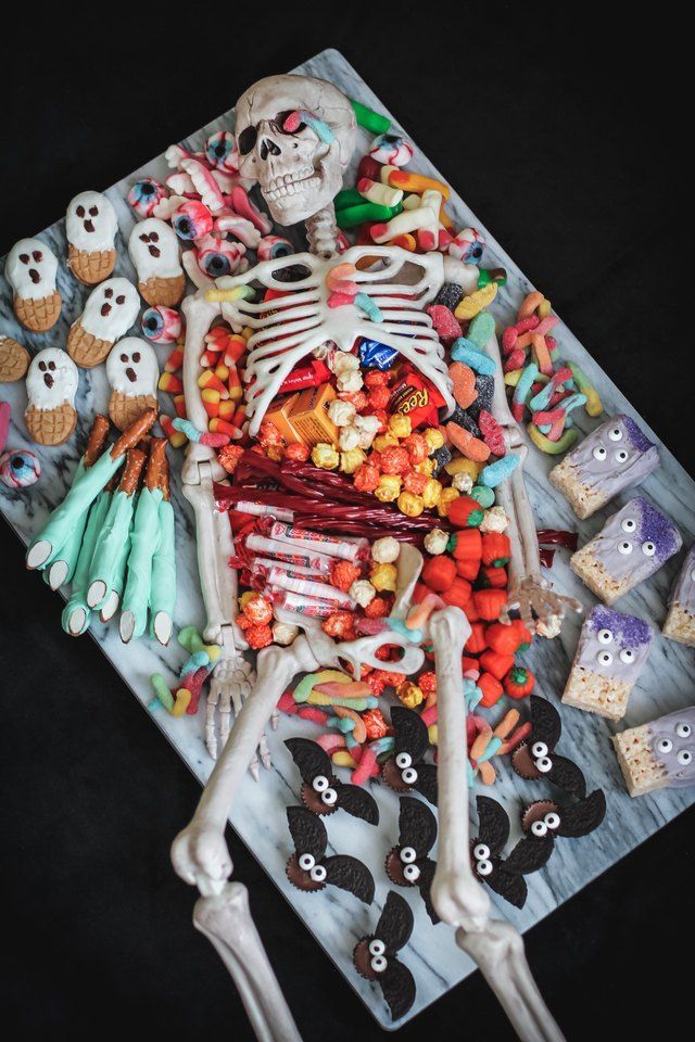 Halloween Dessert Table, Halloween Food, Halloween Home Decorations, DIY Halloween Dessert #Halloween Halloween Desserts Scary, Halloween Dessert Table, Comida De Halloween Ideas, Halloween Brownies, Spooky Treats, Diy Halloween Decorations, Diy Halloween Treats, Halloween Foods, Halloween Food Ideas For Kids