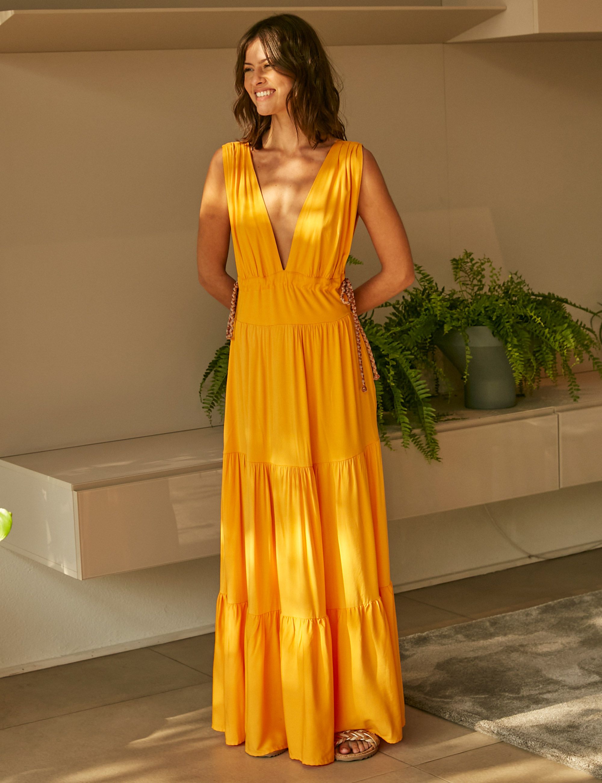 <p><strong>Detalhes do Produto</strong></p>
<p>Vestido Longo Valéria<br />Decote Profundo<br />Zíper na lateral<br />Comprimento longo</p>
<p><strong>Tecido: </strong>Viscose</p>
<p><strong>Composição: </strong>97% Viscose e 03% Elástano</p> Ideias Fashion, Maxi Dress, Dresses, Products, Plunging Neckline, Dress Long, Maxi Dresses, Vestidos, Dress