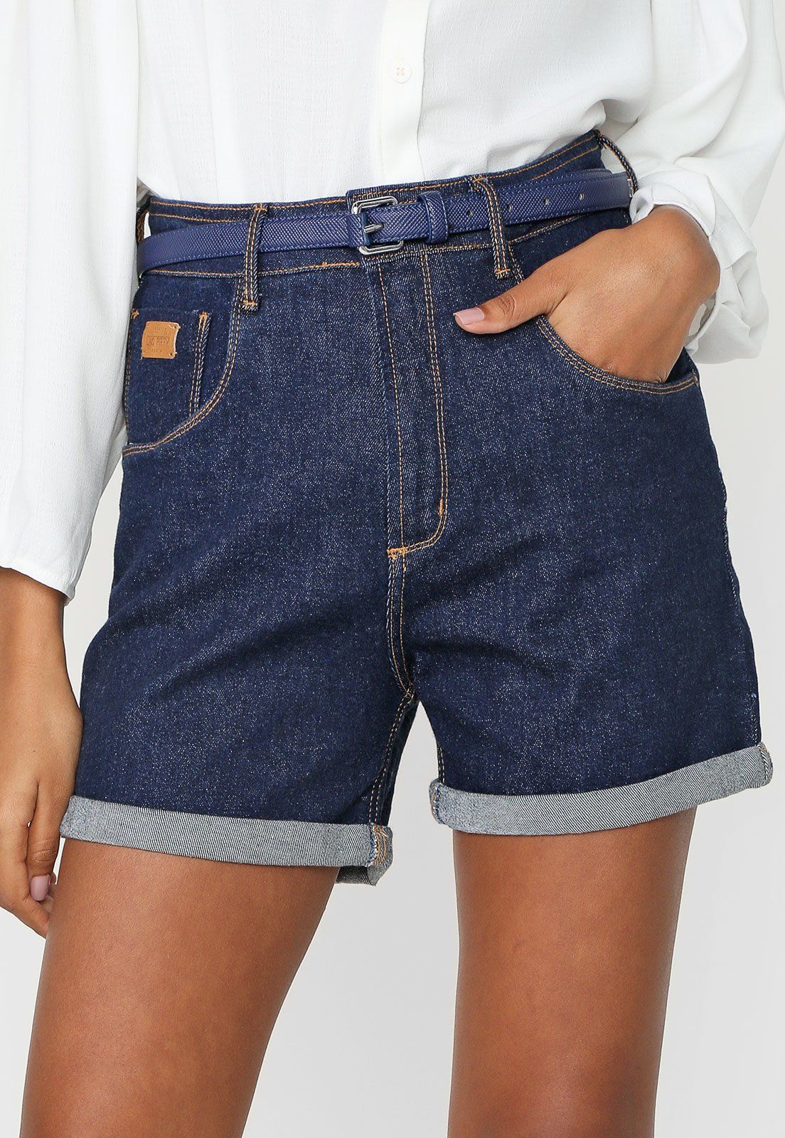 Bermuda Jeans Lança Perfume Reta Pespontos AzulFecho: Botão e ZíperBolsos: 5Medidas da peça no tamanho 36: Cintura: 68cm /Quadril: 92cm /Gancho: 38cm /Comprimento: 44cmMedidas do Modelo: Altura 1,78m / Busto: 79cm / Cintura: 60cm / Quadril: 88cm.Características: Possui pespontos contrastantes, tag com logo da marca e barra dobrada. Perfume Azul, Casual Shorts, Denim Shorts, Bermuda Jeans, 36, Women, Products, Fashion, Color Blue