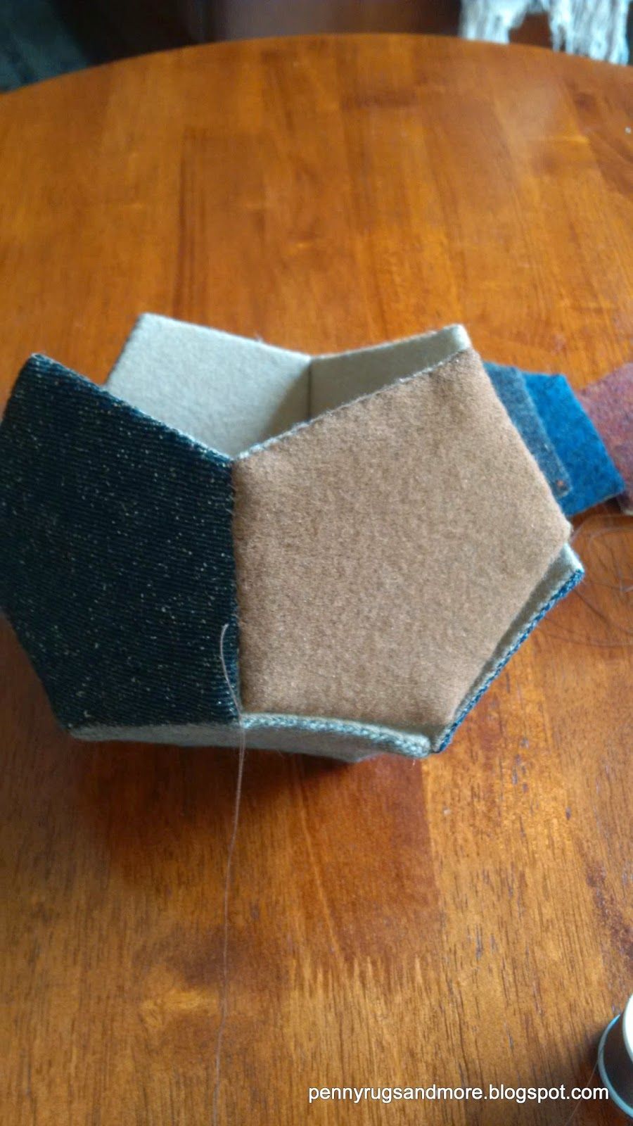 Penny Rugs and More: Woolie Pentagons Sewing Box - One Dodecahedron Tutorial Diy Decor Projects, Easy Sewing Projects, Sewing Projects For Beginners, Diy Bags Patterns, Pin Cushions Patterns, Fabric Balls, Diy Leather Bag, Wool Applique Patterns, Felted Wool Crafts