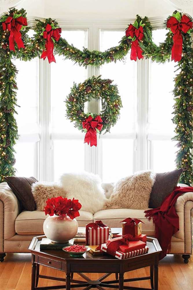 32 Ways To Decorate With Spectacular Christmas Garland Christmas Window Decorations, White Christmas Decor, Burlap Christmas, Natural Christmas, Diy Christmas Tree, Christmas Centerpieces, Simple Christmas, Beautiful Christmas, Christmas Lights