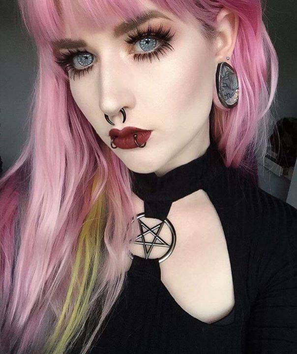 Pin by 🐰 麦卡🐰 on Paint II Gothic fashion women, Cyberpunk fashion